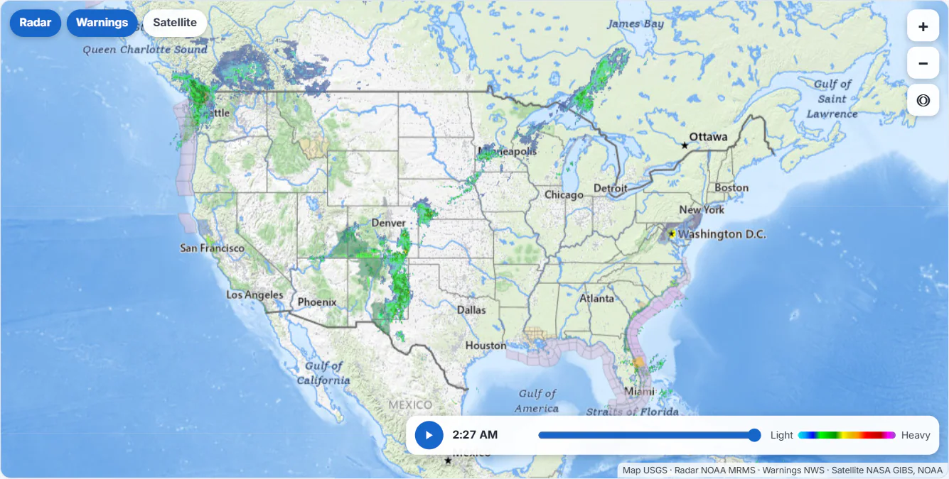 The national radar map: layer buttons for Radar, Warnings and Satellite at the top left, zoom and my-location buttons at the right, and along the bottom a play button, the time of the picture, a slider and a Light to Heavy colour scale